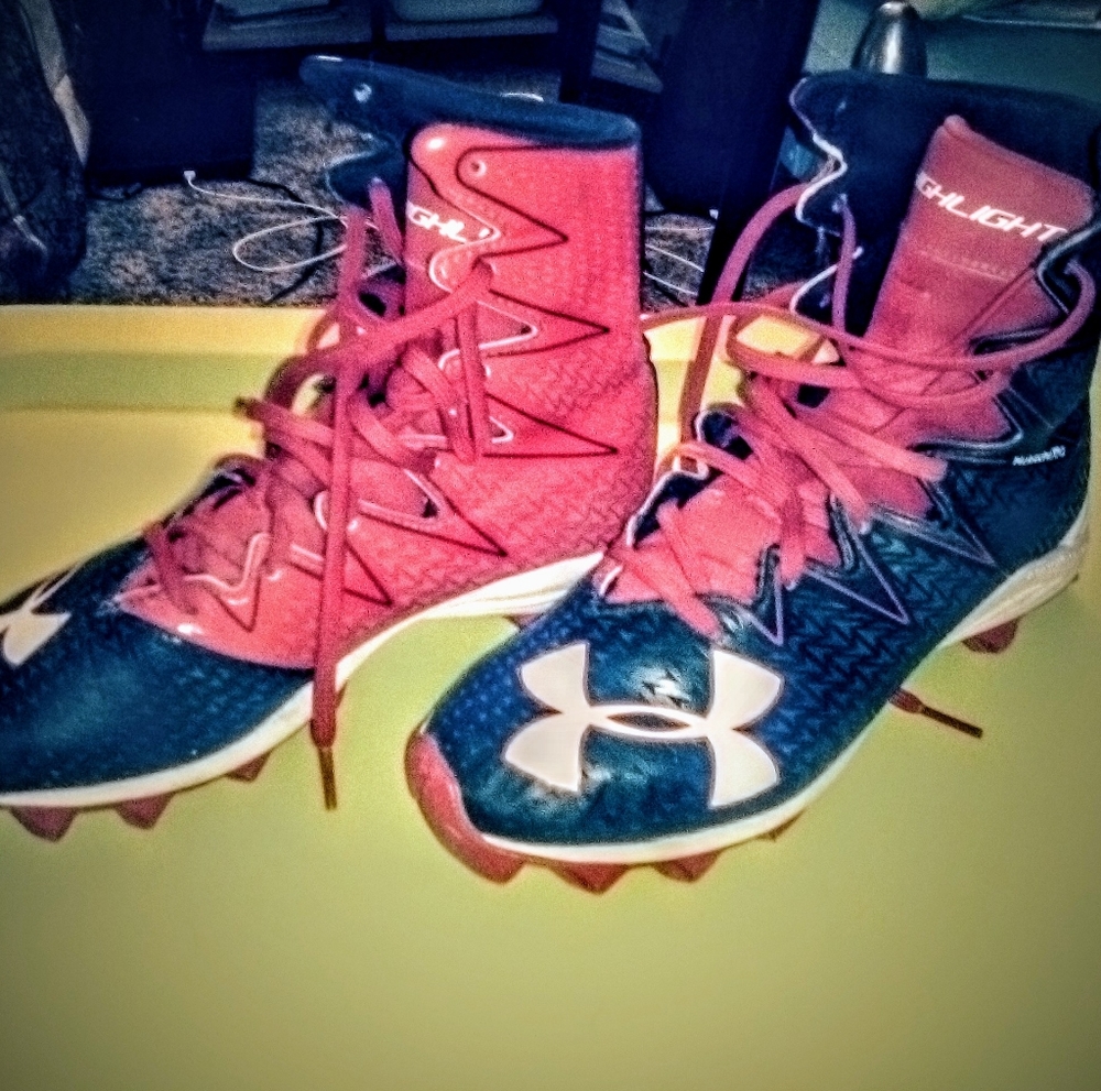 Youth football cleats